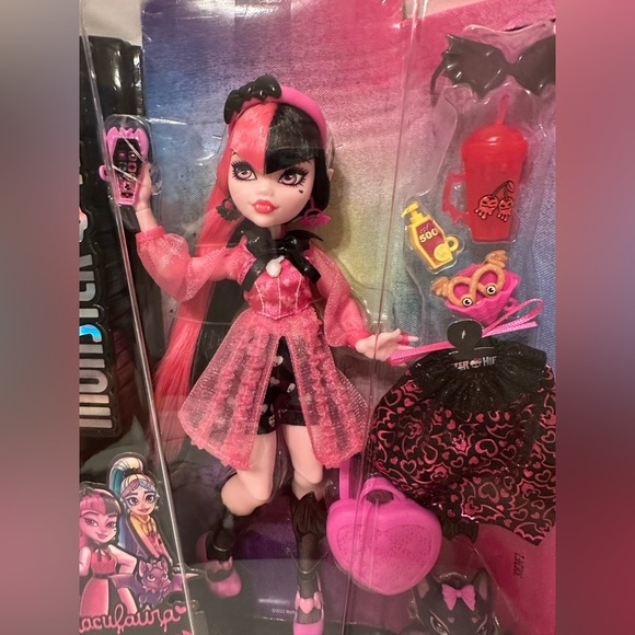 NWT  G3 Reboot MONSTER HIGH CUTE DRACULAURA - Picture 2 of 6